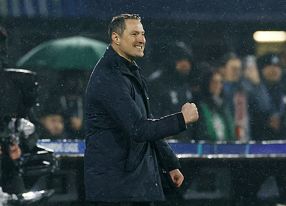 Kou Feyenoordu Brian Priske slaví gól svých svenc v zápase s Bayernem.