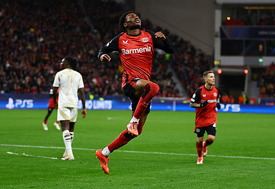 Úto�ník Leverkusenu Nathan Tella slaví gól do sít� Sparty.