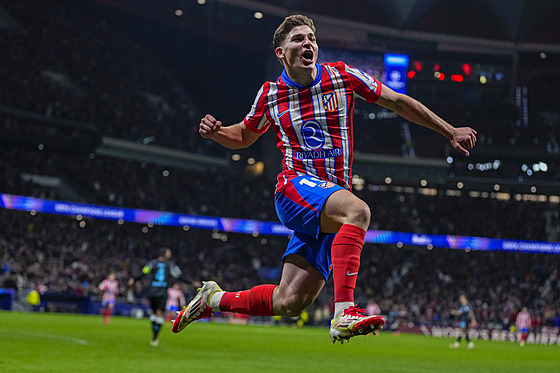 Julián Álvarez z Atlétika Madrid slaví gól do sít� Leverkusenu.