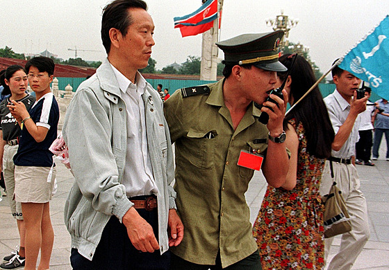 Policista odvádí mu�e, který 4. �ervna na pekingském nám�stí Tchien-an-men...
