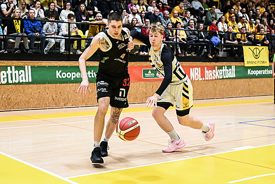J. T. Shumate (vlevo) z Nymburka a Josef Svoboda z Písku se p�etla�ují.