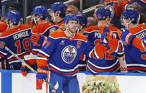 Connor McDavid (97) slaví gól se spoluhráči z Edmonton Oilers.