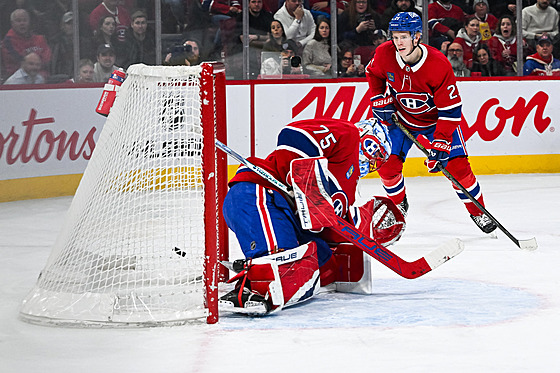 Jakub Dobe� (75) z Montreal Canadiens inkasuje v zápase s New York Rangers.