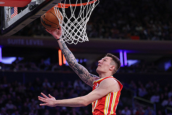 Vít Krej�í z Atlanta Hawks zakon�uje v newyorské Madison Square Garden.