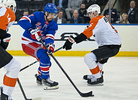 Filip Chytil (v modrém) z New York Rangers úto�í v zápase s Philadelphia...
