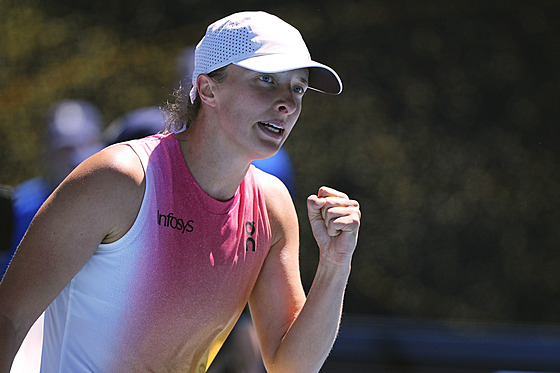 Iga �wiateková se raduje po výh�e ve �tvrtfinále Australian Open.