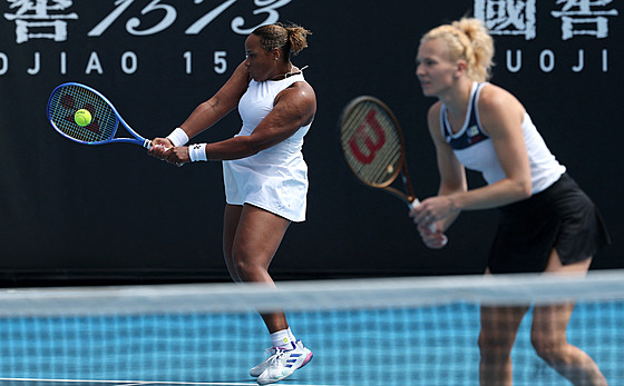 Taylor Townsendová (vlevo) a Kate�ina Siniaková b�hem �ty�hry na Australian Open