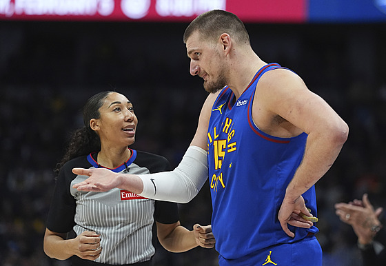 Nikola Joki� z Denver Nuggets se pokou�í hádat s rozhod�í, Simone Jelksová v�ak...