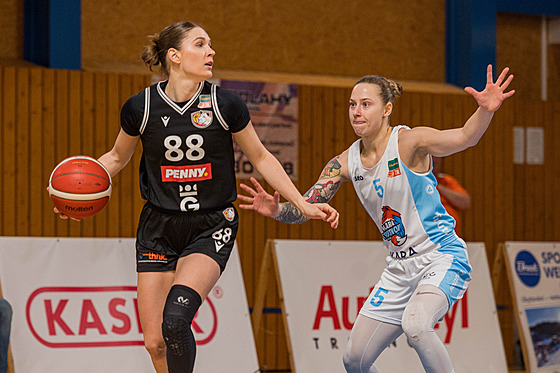 Natália Marti�ková (vlevo) z Hradce Králové brán�ná Sylwií Bujniakovou z...