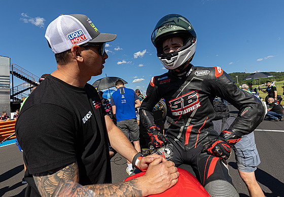 Luká� Pe�ek (vlevo) v roli mentora, jeho radám, jak na mosteckou tra�,...