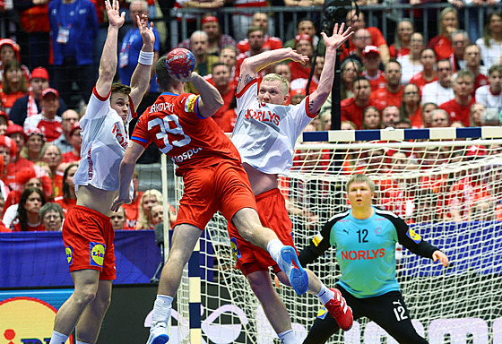 Luká� Mo�kovský z �eska se nap�ahuje na dánskou bránu.