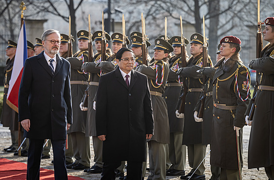 Premiér Petr Fiala z ODS (vlevo) se setkal se svým vietnamským prot�j�kem Pham...