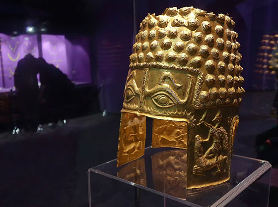 Zlod�ji si odnesli také úst�ední exponát výstavy: zdobenou p�ilbu z...