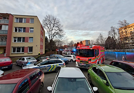 P�i sobotním po�áru bytového domu na pra�ském Proseku zem�el �lov�k. Hasi�i...