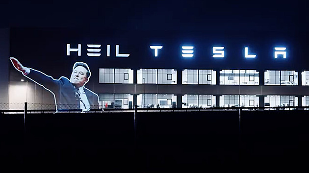 Heil Tesla. Aktivisté v Berlíně promítli Muskovi na továrnu jeho pozdrav