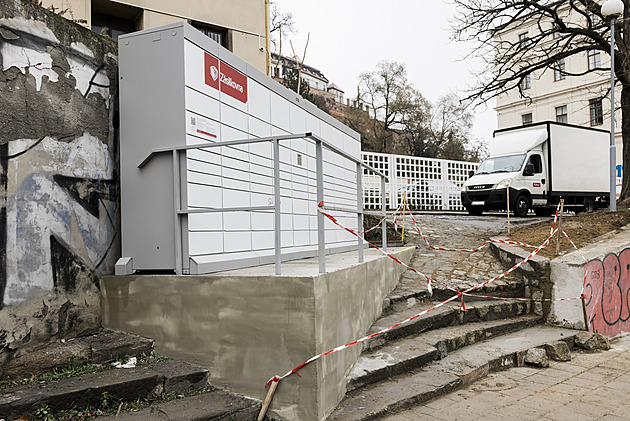 Kritizovaný box Zásilkovny uprostřed schodiště zmizel, zbouraný je i trčící sokl