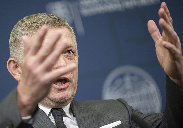 Fico svolal bezpečnostní radu, chystá opatření proti sesazení vlády