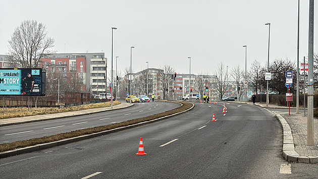 Hromadná nehoda zablokovala křižovatku u obchoďáku na Zličíně