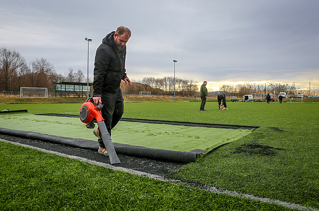 V tréninkovém areálu Sloit vymuje eskobudjovické Dynamo ást umlého...
