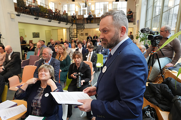 Nechceme si půjčovat, abychom to projedli, řekl na sněmu GEN Ryvola