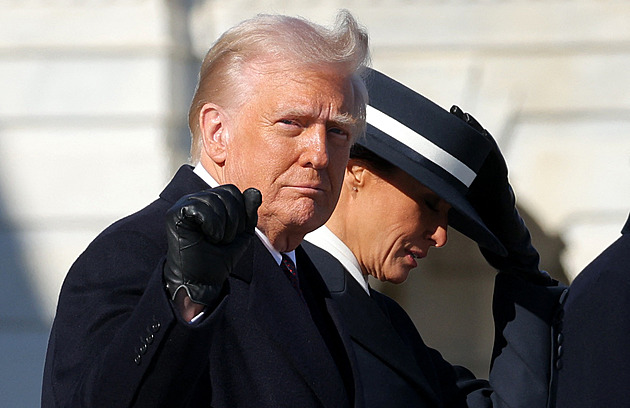 OBRAZEM: Tleskali předchůdci i byznysmeni. Trumpův velký den v Kapitolu