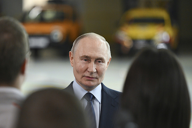 Putinovi s mírem na Ukrajině věřím, řekl Trump. Předstírá to, varuje ho Zelenskyj