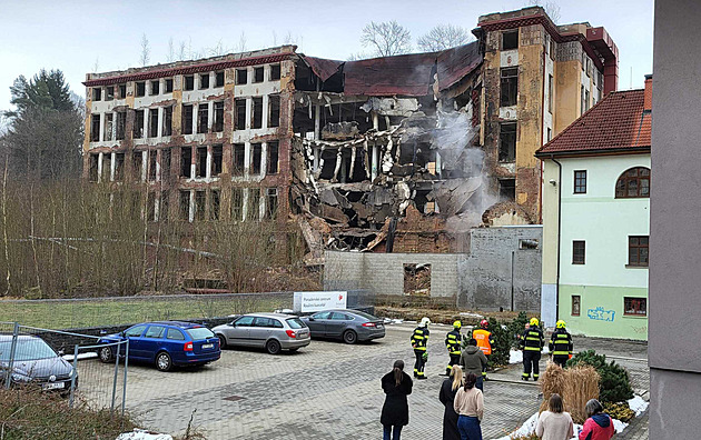 V Liberci se zřítila část bývalé textilky obývané bezdomovci, místo prohledají psi
