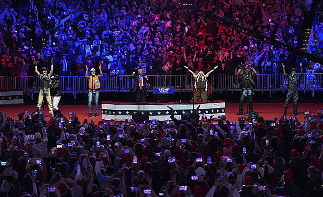 Zemřel Victor Willis z Village People, vystupoval jako policista. Smutní i Trump