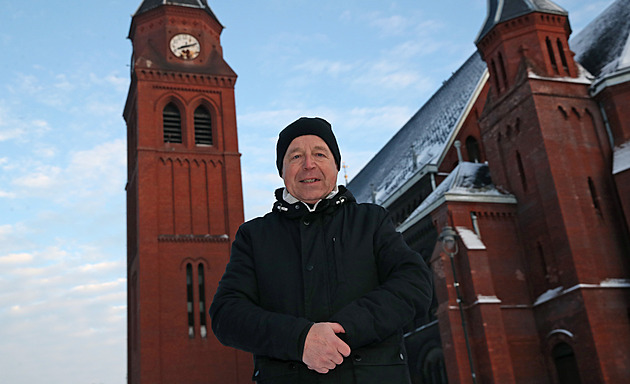 Fará� Anton Rusnák p�ed kostelem sv. Pavla v Ostrav� - Vítkovicích, který...