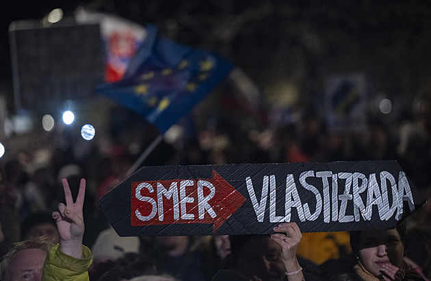 Fico odmítl rezignovat. Protesty jsou na základě lží, cizí aktéry vyhostíme, uvedl