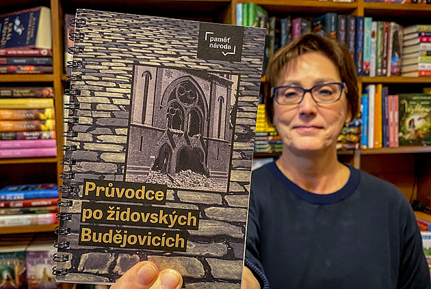 Jihoeská poboka Pamti národa vydala Prvodce po idovských Budjovicích. K...