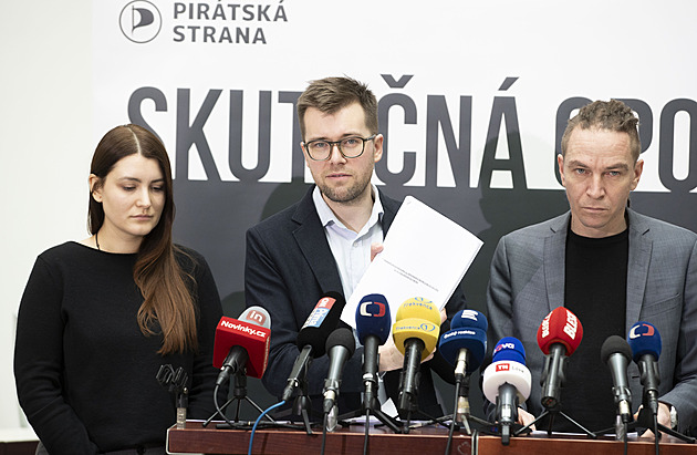 Piráti vytáhli do boje proti Fialovi kvůli kampeličce: Ve vládě k tomu mlčeli