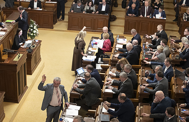Poslanci rozhodují, zda uvolní vládě ruce při zvyšování výdajů na obranu