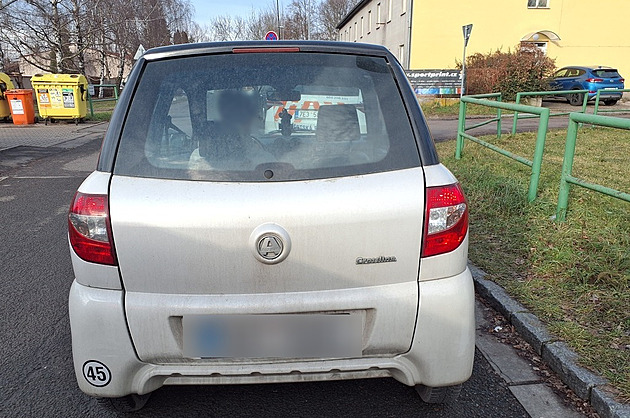 Rychlost 45 km/h uvedená na zádi vozidla Aixam po konstruk�ním zásahu rozhodn�...