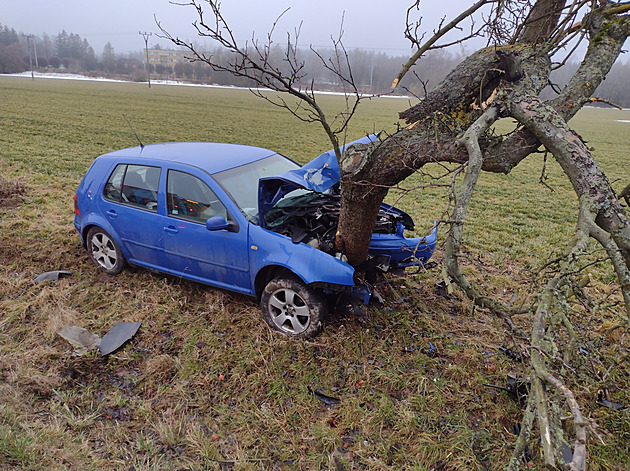 idika Volkswagenu Golf u Kvtné na Svitavsku nezvládla ízení, sjela ze...
