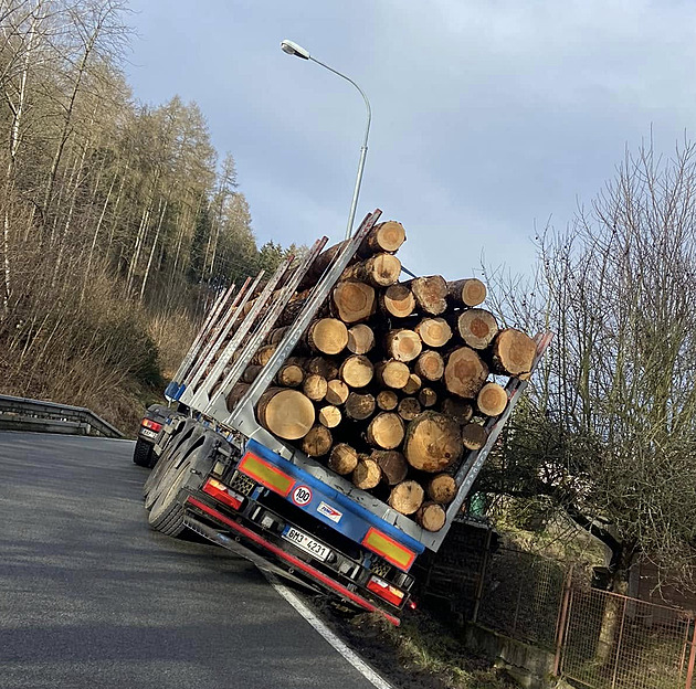 Na výpadovce z Ústí nad Orlicí se malém pevrátil kamion s kládami. (29. ledna...