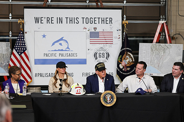 Jako by vás zasáhla bomba. Spálené Los Angeles navštívil Trump, vítal ho rival