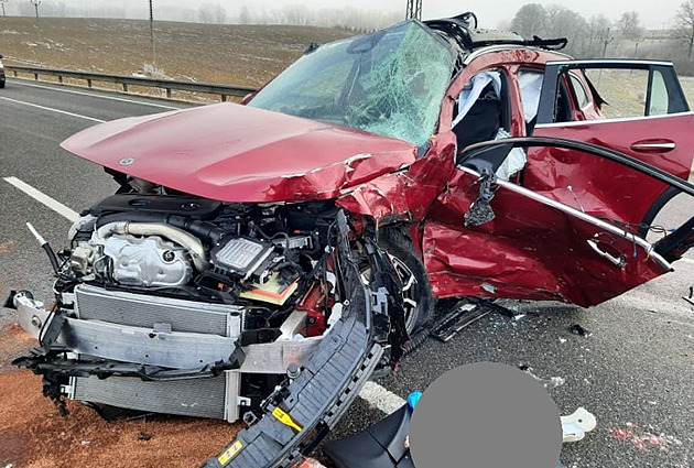 Na tahu z jihu Čech k D1 se srazilo osobní auto s náklaďákem, zemřela řidička