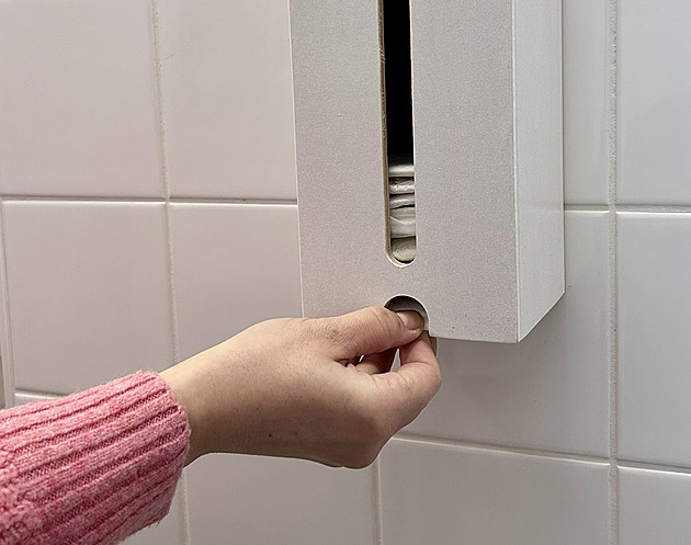 Na vech ostravských základních kolách jsou nyní na dívích záchodech k...