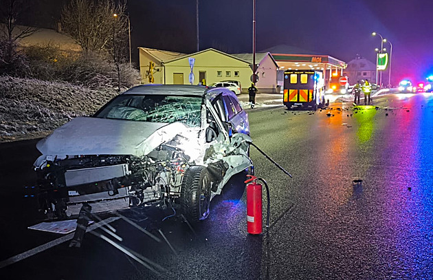 Nehoda osobního a sanitního vozu se stala 23. prosince ráno.
