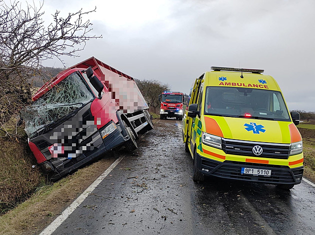 Nákladní vz peváející skot havaroval mezi obcemi Stantice a Híchovice na...