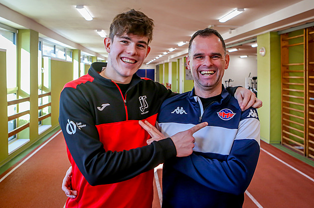 Otec a syn. Filip a �t�pán Hochovi. Na focení si sice vym�nili týmové mikiny,...