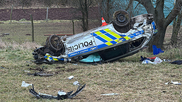 Policisté bourali na Kolínsku cestou k nehodě, jeden je vážně zraněný