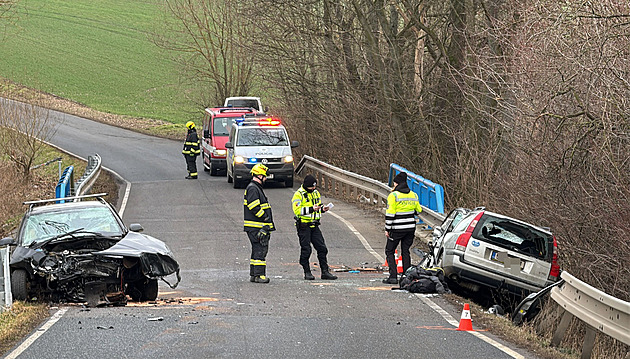 Policisté bourali na Kolínsku cestou k nehodě, jeden je vážně zraněný