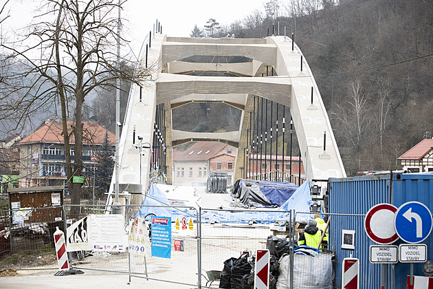 Dlouhé objížďky, na autobus přívozem. Kvůli opravě mostu hrozí kraji žalobou