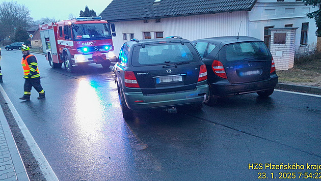 Námraza je extrémní, hlásí od nehod na Tachovsku hasiči. Boural i autobus s dětmi