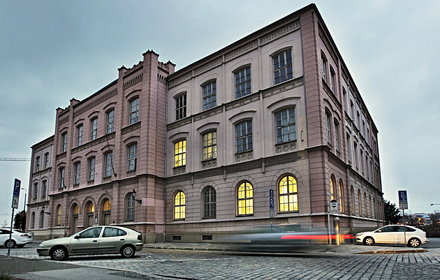 Budova Fakulty pedagogické Západoeské univerzity v Plzni ve Veleslavínov ulici