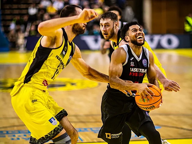Nymburk'tan Stephen Brown (siyah) sepete itilir.