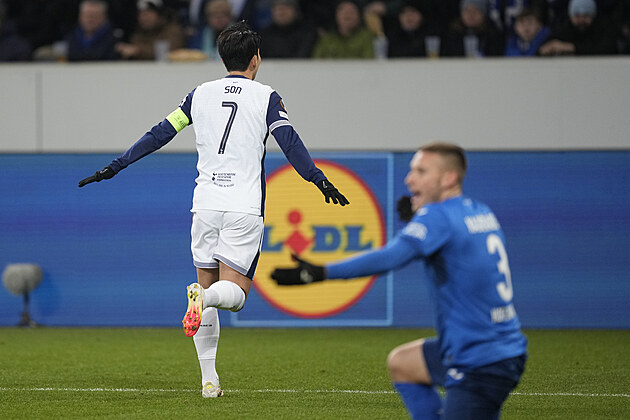 K��deln�k Tottenhamu Son Hung-min slav� g�l v utk�n� s Hoffenheimem.