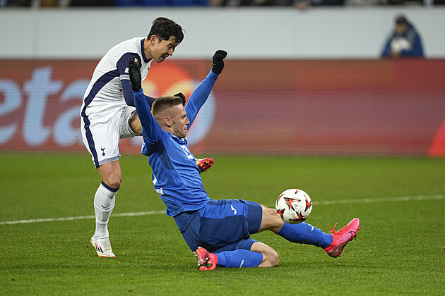 K��deln�k Tottenhamu Son Hung-min st��l� p�es blokuj�c� Pavla Kade��bka a...